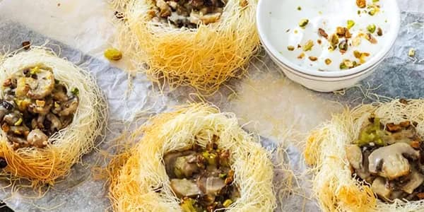 Закуска з кадаїф, печерицями та фісташками